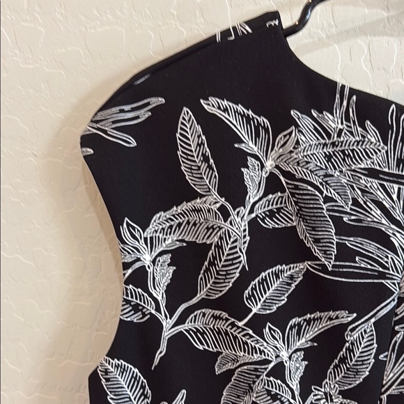 NWT Black Floral Cap Sleeve Midi Dress size medium - Picture 5 of 7